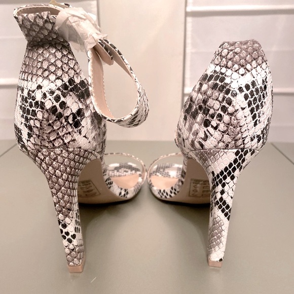 Qupid Snake skin print heel ankle strap buckle side closure shoes NWOB - Picture 4 of 10